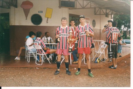 Aqui está Vimar e Amarildo Com o troféu de Campeão do torneio 